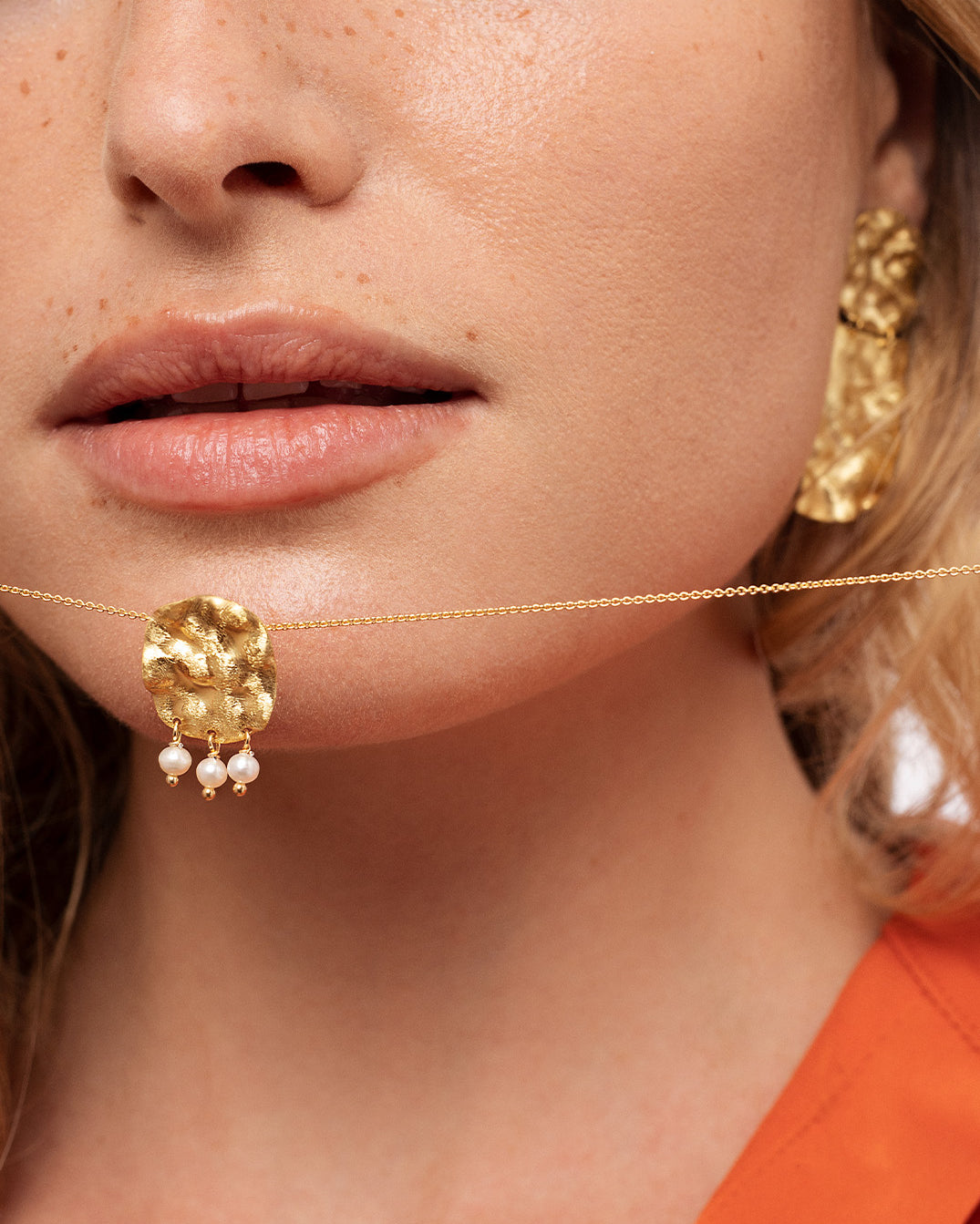 Colar dourado com perolas