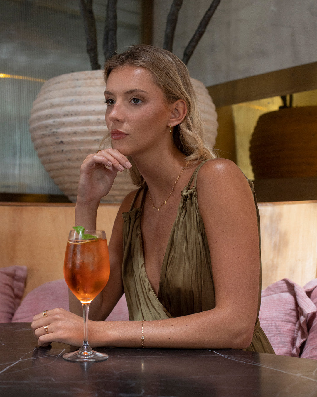 Colar dourado com pendentes em zirconia