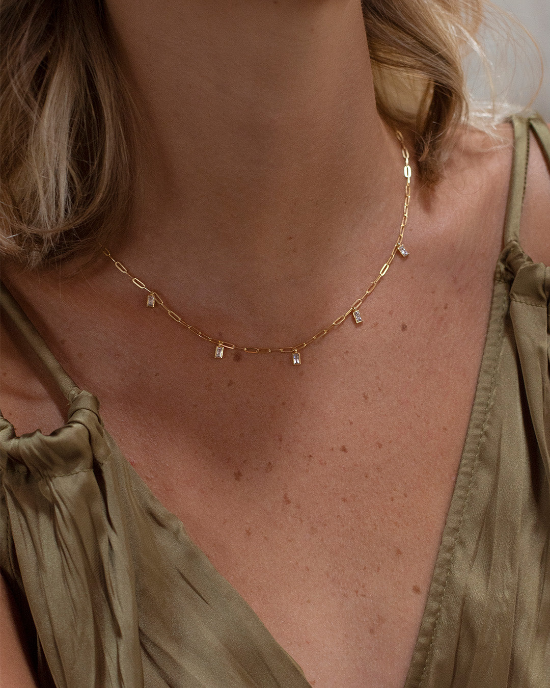 Colar dourado com pendentes em zirconia