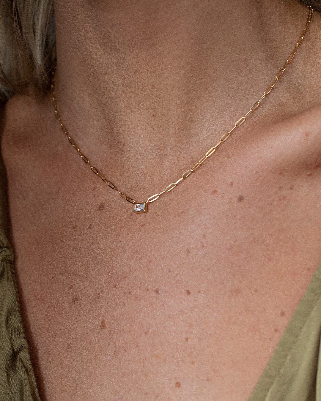 Colar dourado com pendente em zirconia em modelo