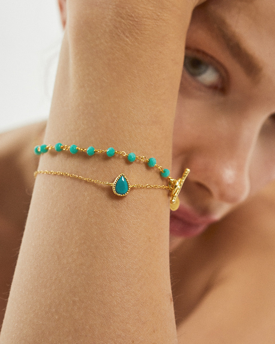 Pulseira em prata dourado com pedras em modelo