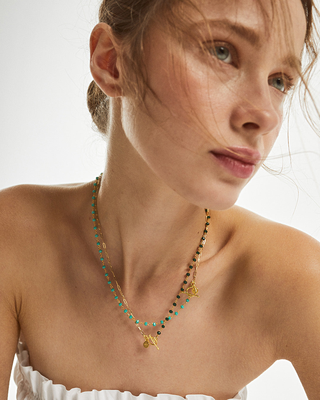 Colar em prata 925 com banho de ouro 18K e pedras coloridas em modelo.