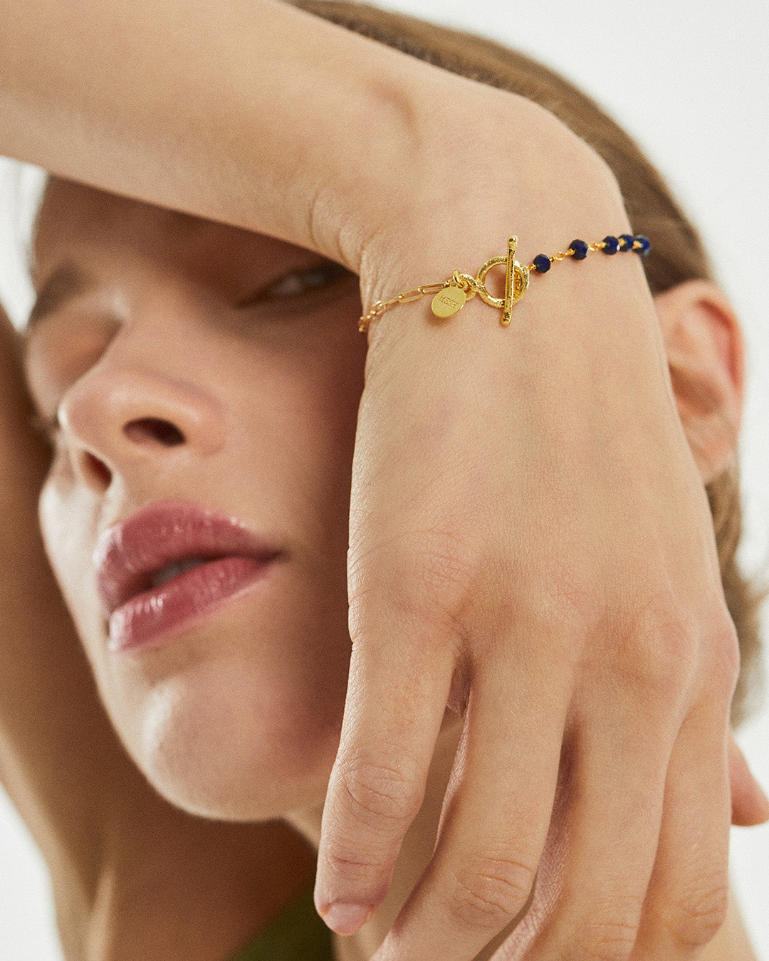 Pulseira em prata dourado com pedras em modelo