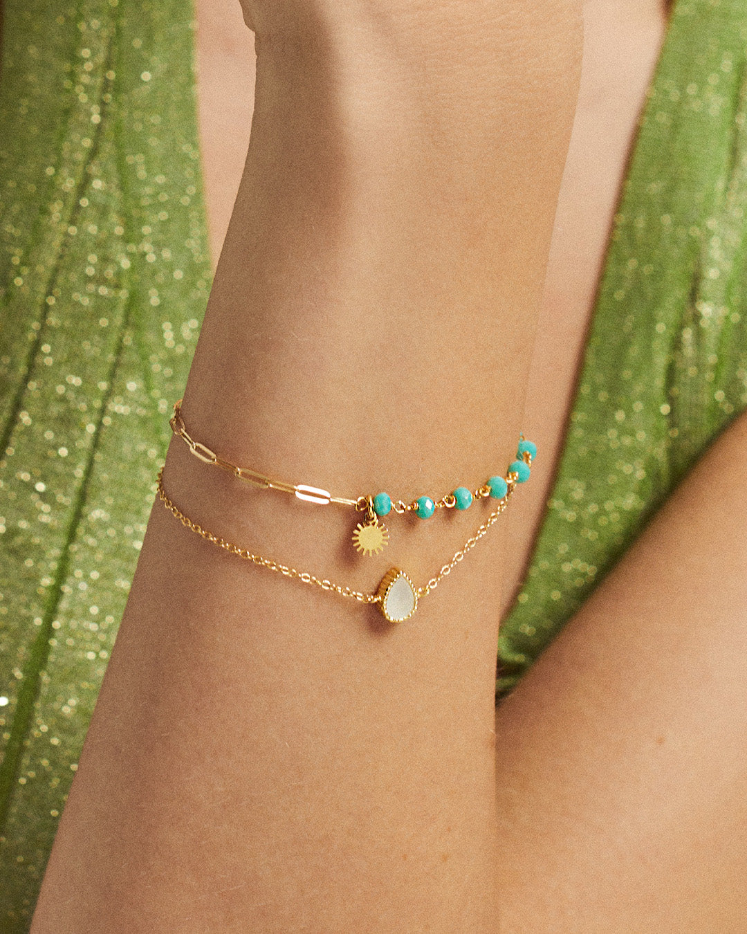 Pulseira em prata dourado com pedras turquesa