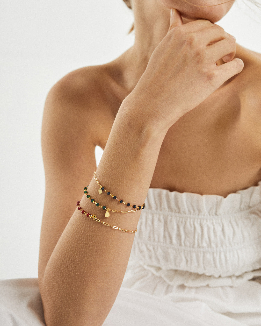 Pulseira em prata dourado com pedras em modelo