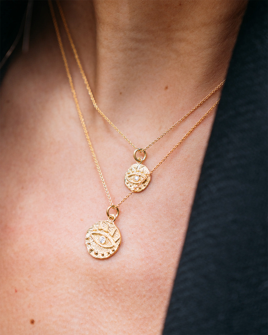 Colar dourado com zirconia em modelo