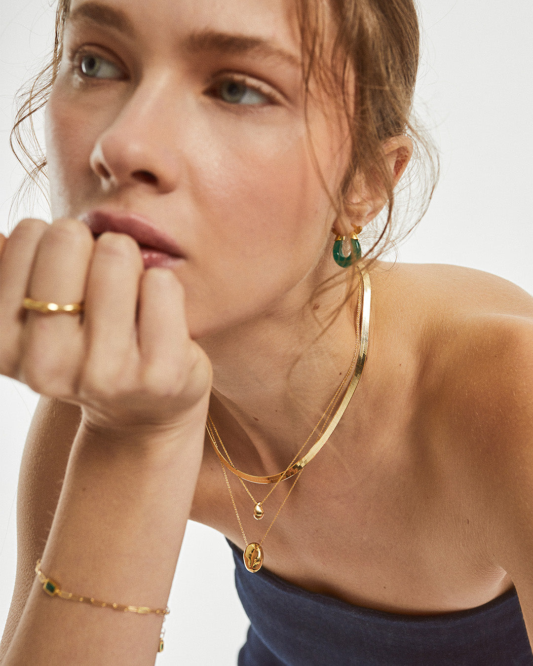 Argolas em prata 925 com banho de ouro 18K e meia lua em pedra hidrotermal colorida em modelo.