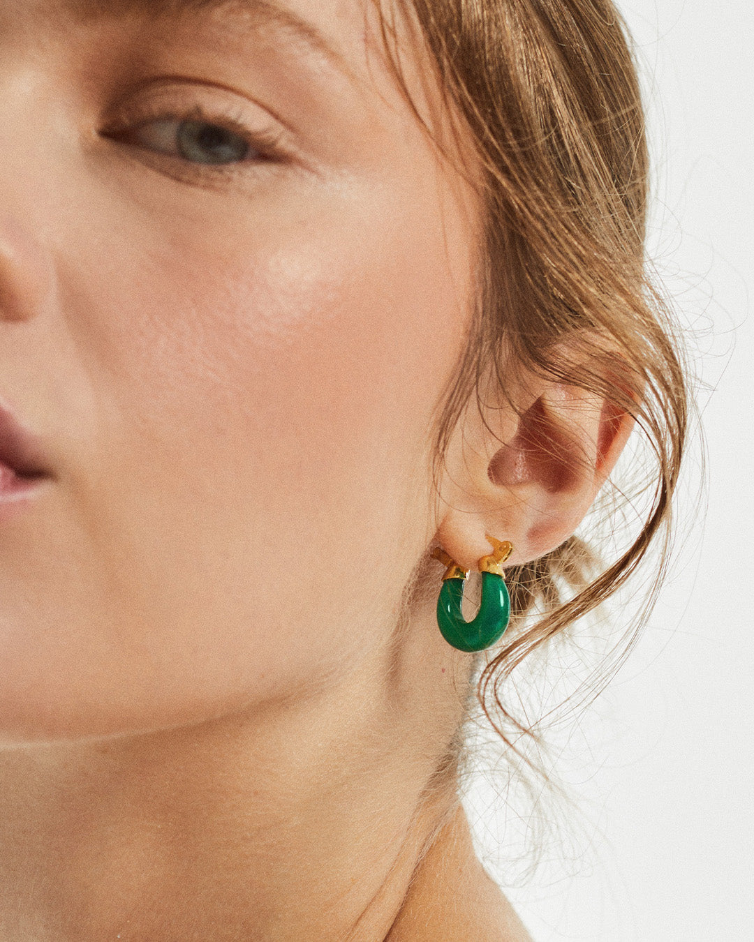 Argolas em prata 925 com banho de ouro 18K e meia lua em pedra hidrotermal colorida em modelo.