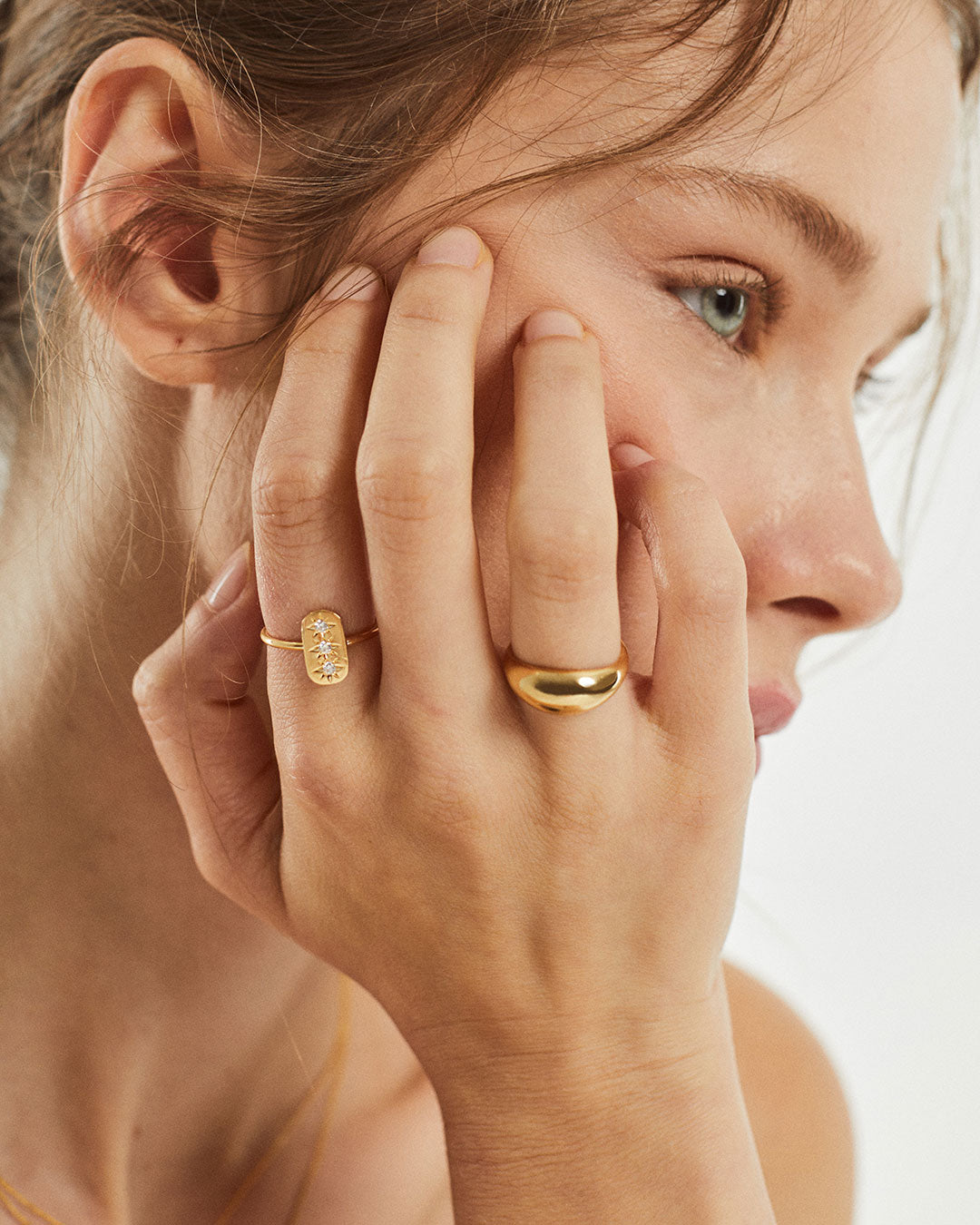 Anel com doma em prats dourada