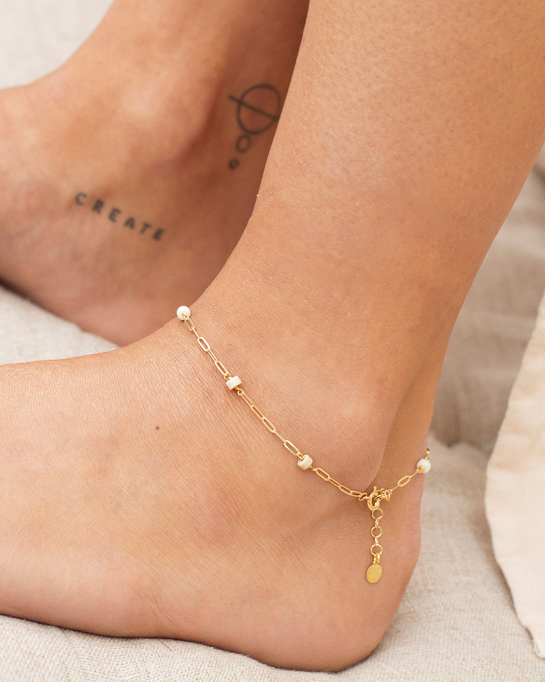 Pulseira de pé em prata 925 com banho de ouro 18K e pedras naturais em modelo