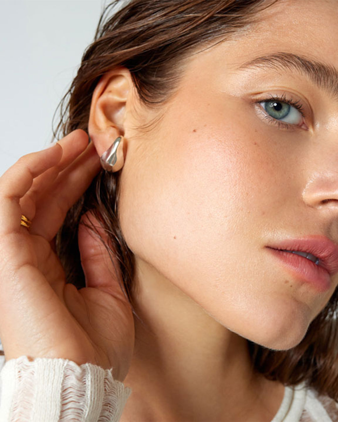 Brinco Aire Prateado em Modelo
