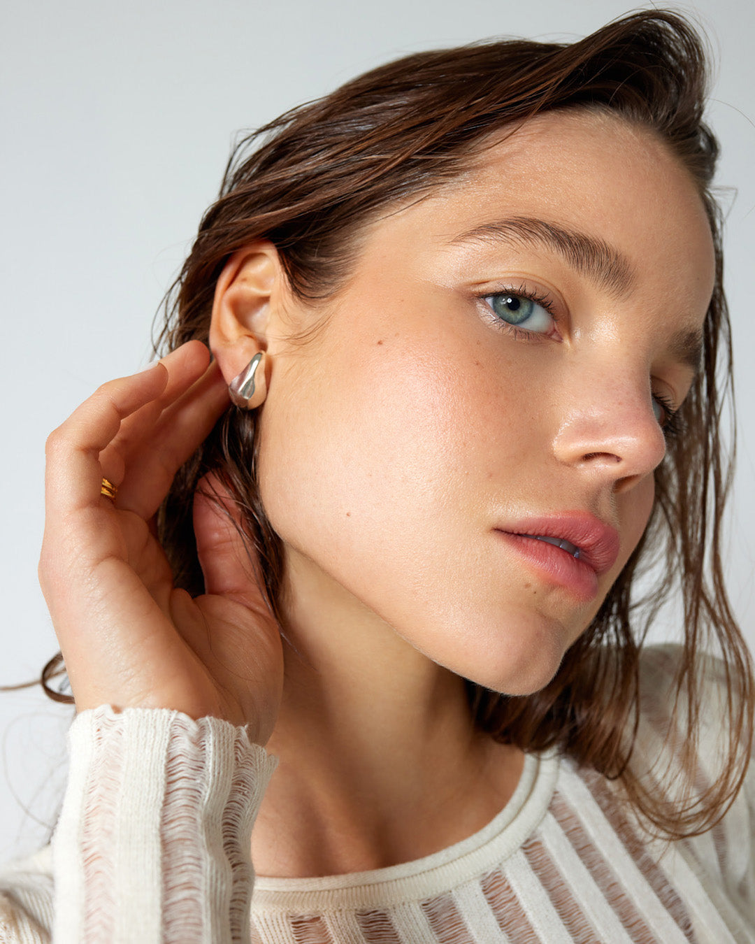 Brinco Aire Prateado em Modelo