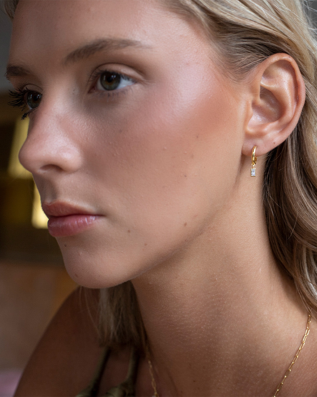 Argolas douradas com pendentes em zirconia em modelo