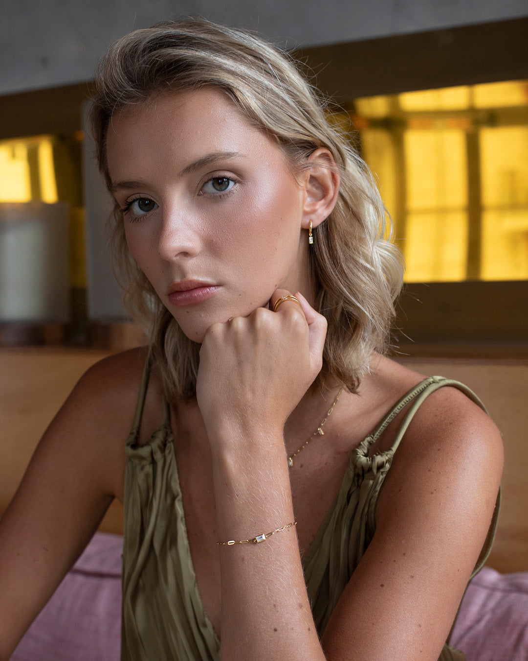 Pulseira dourada com zirconia em modelo