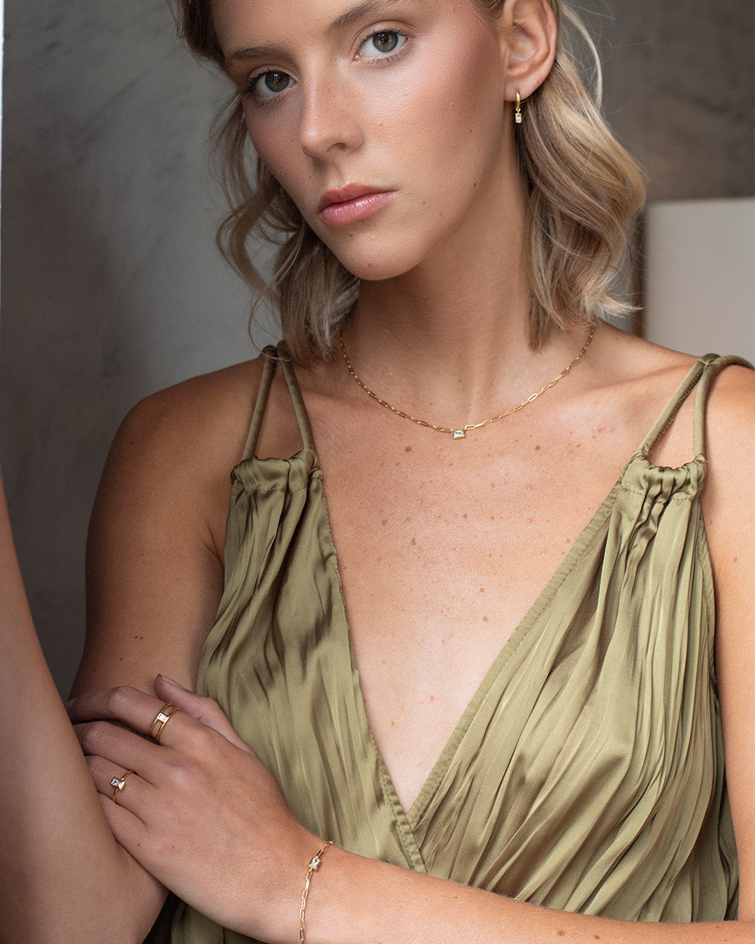 Anel dourado com zirconia em modelo