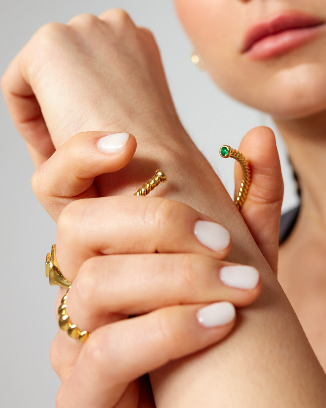 Escrava Arni dourada com zirconia em modelo