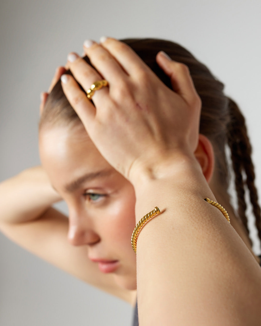 Escrava Arni dourada com zirconia em modelo