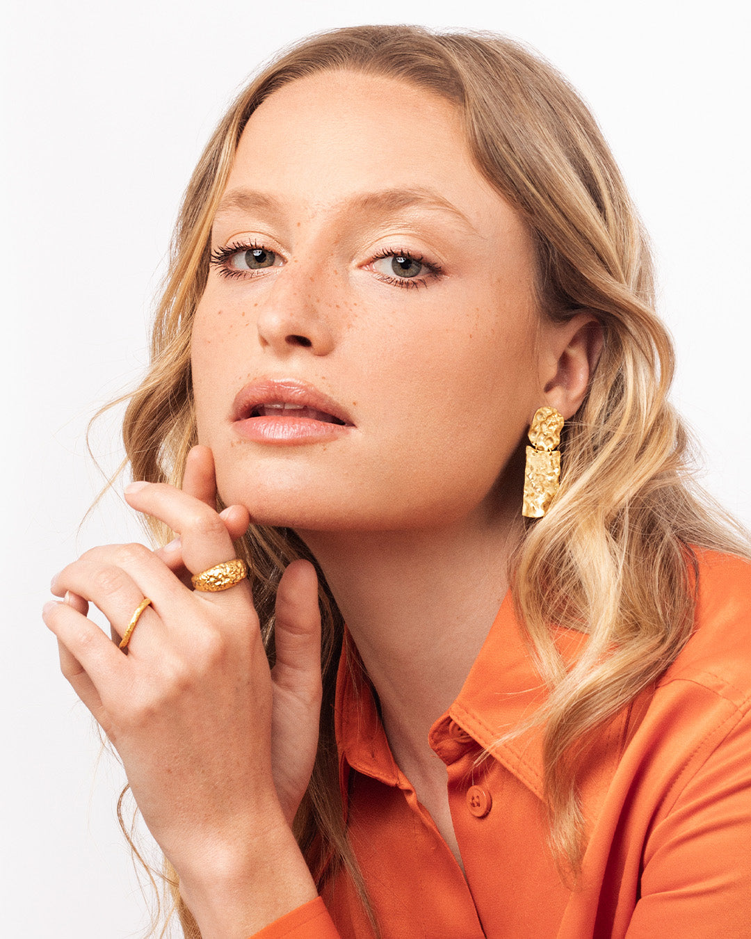 Anel dourado martelado