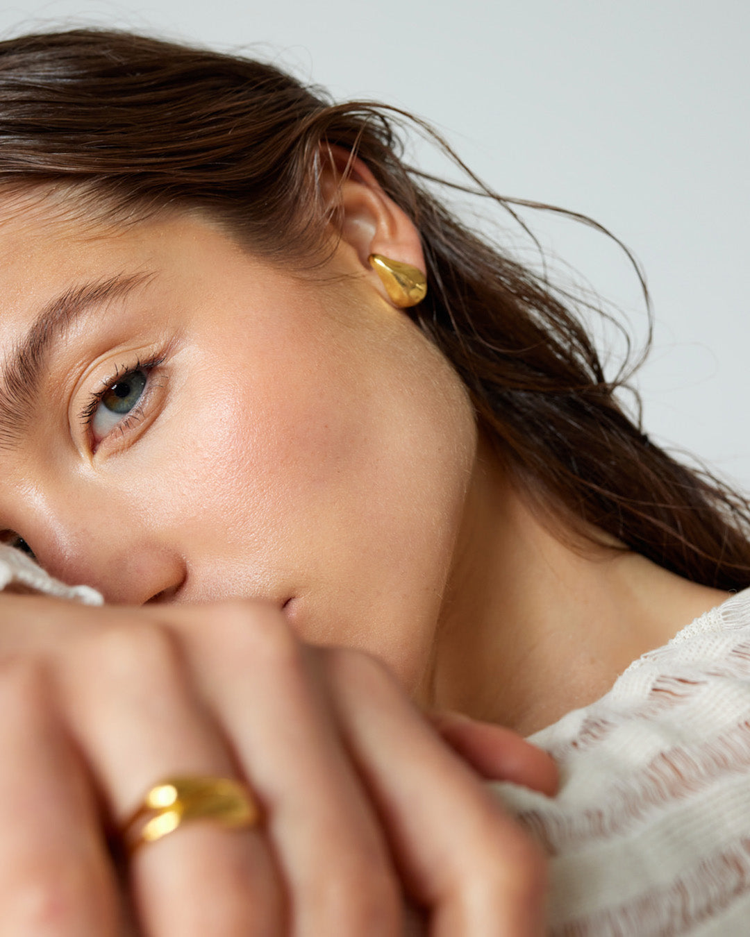 Brinco Aire Dourado em Modelo