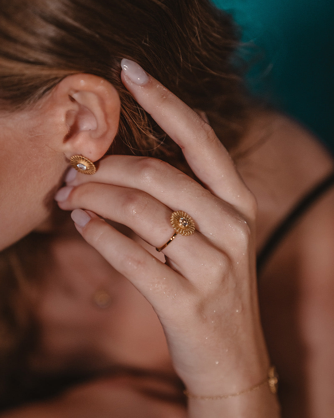 Anel dourado com zirconia