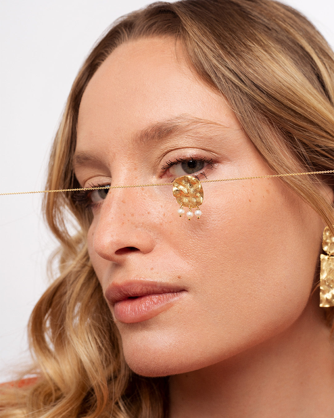 Colar dourado com perolas