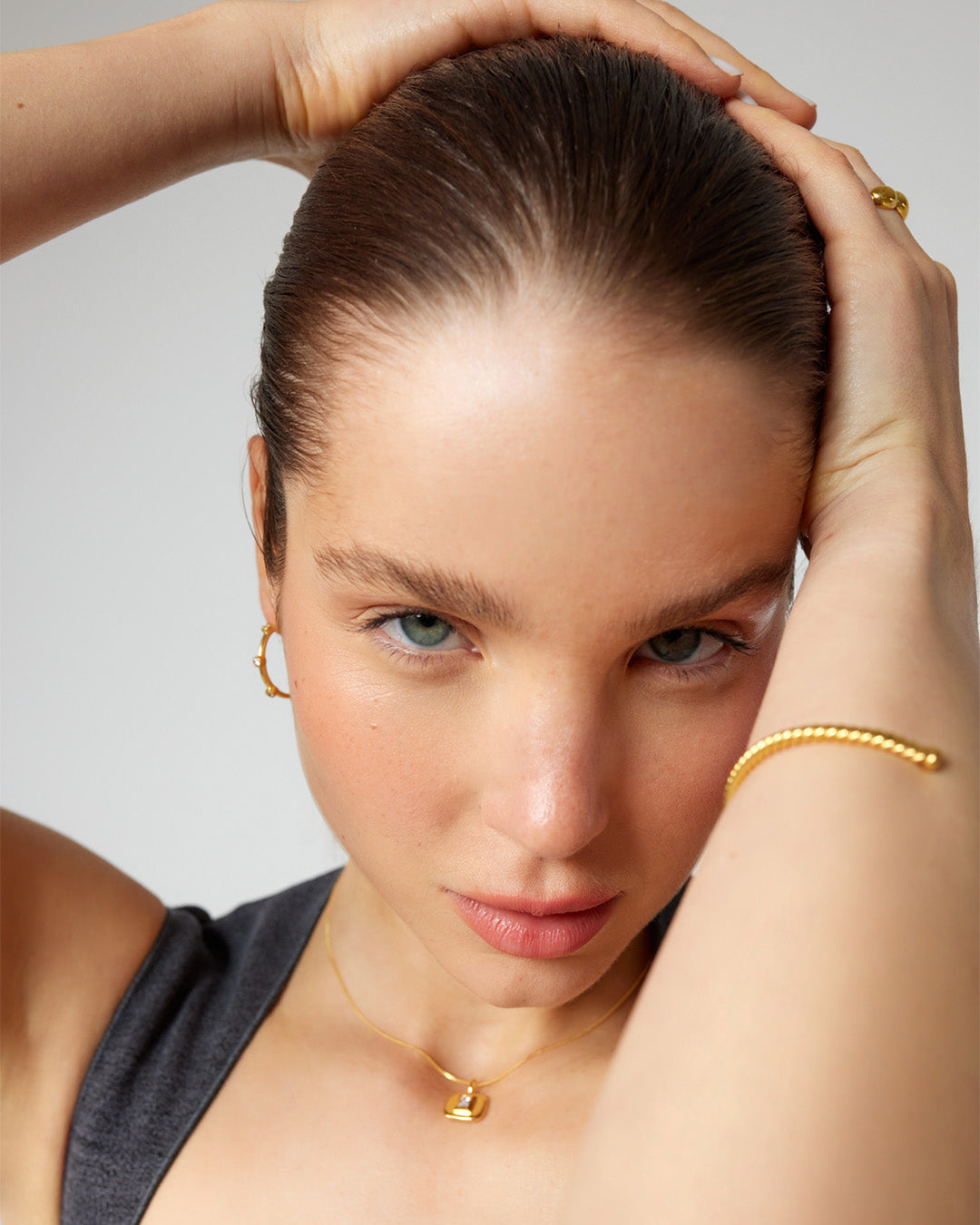 Argolas douradas com zirconias