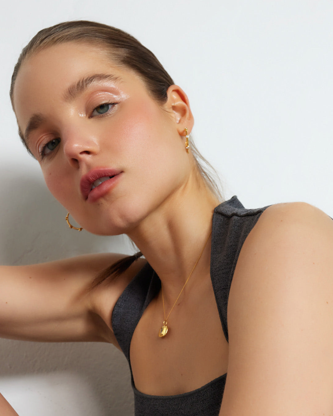 Argolas douradas com zirconias