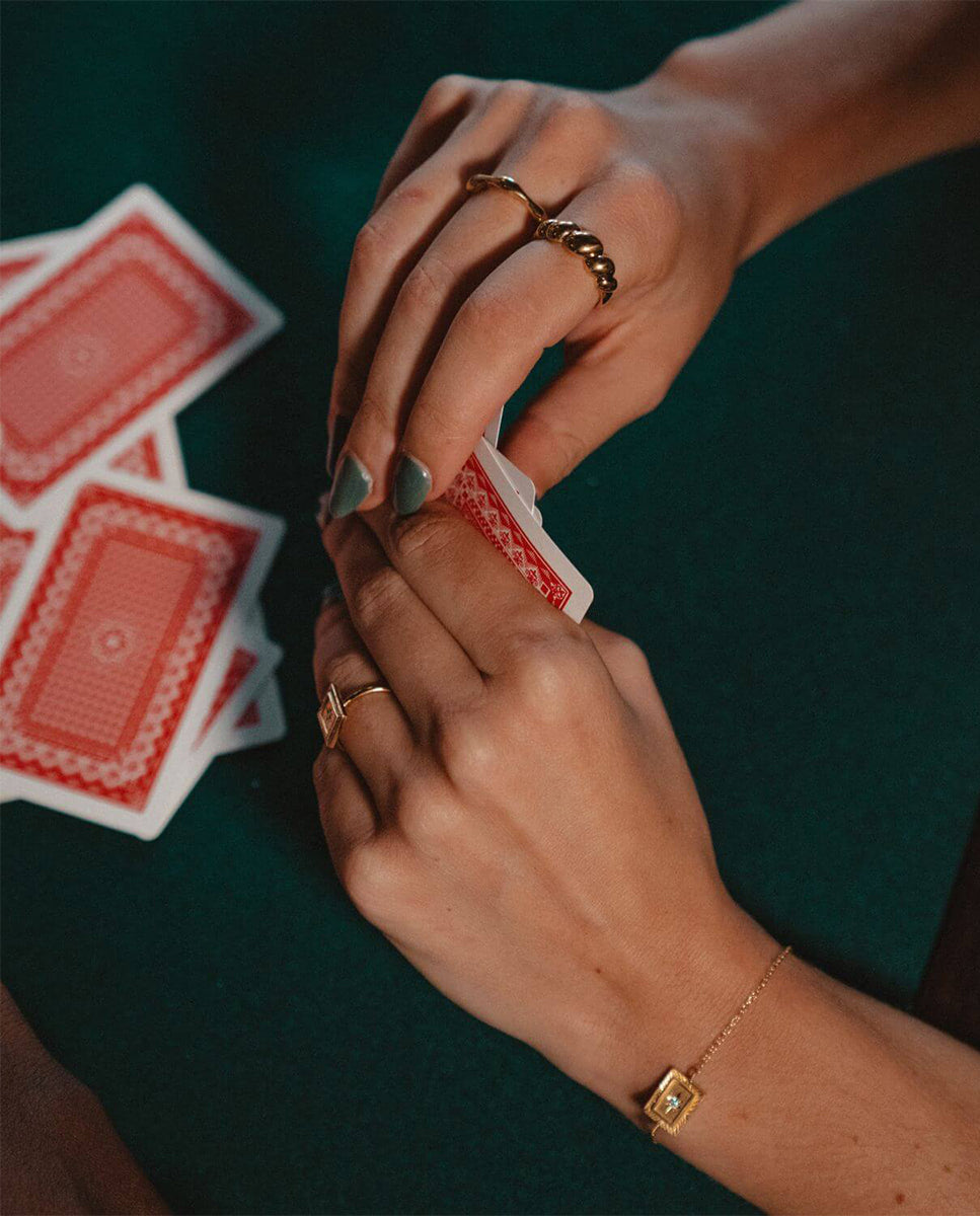 Anel dourado com zircónia