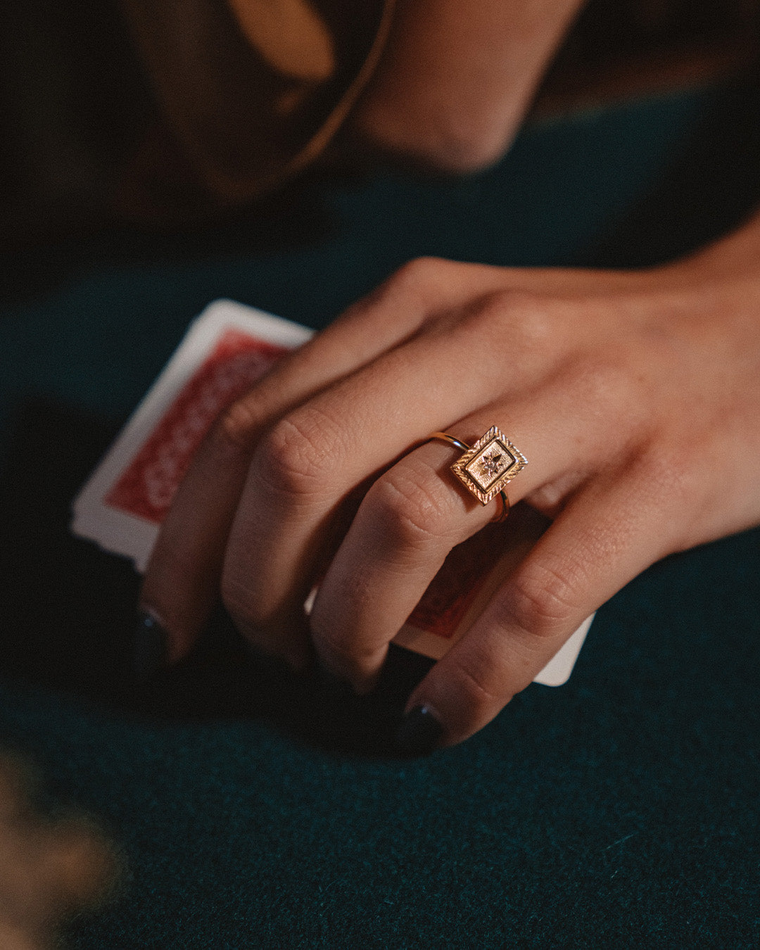 Anel dourado com zircónia