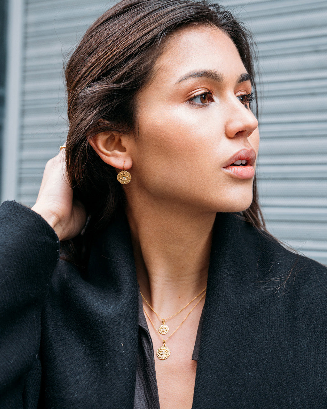 Colar dourado com zirconia em modelo