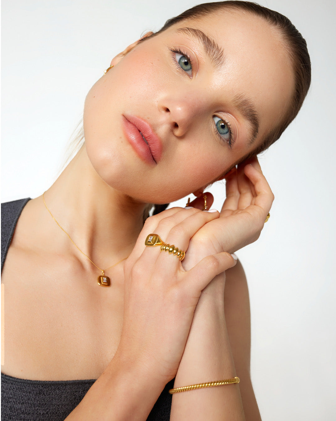 Anel Ivy dourado com zircónia