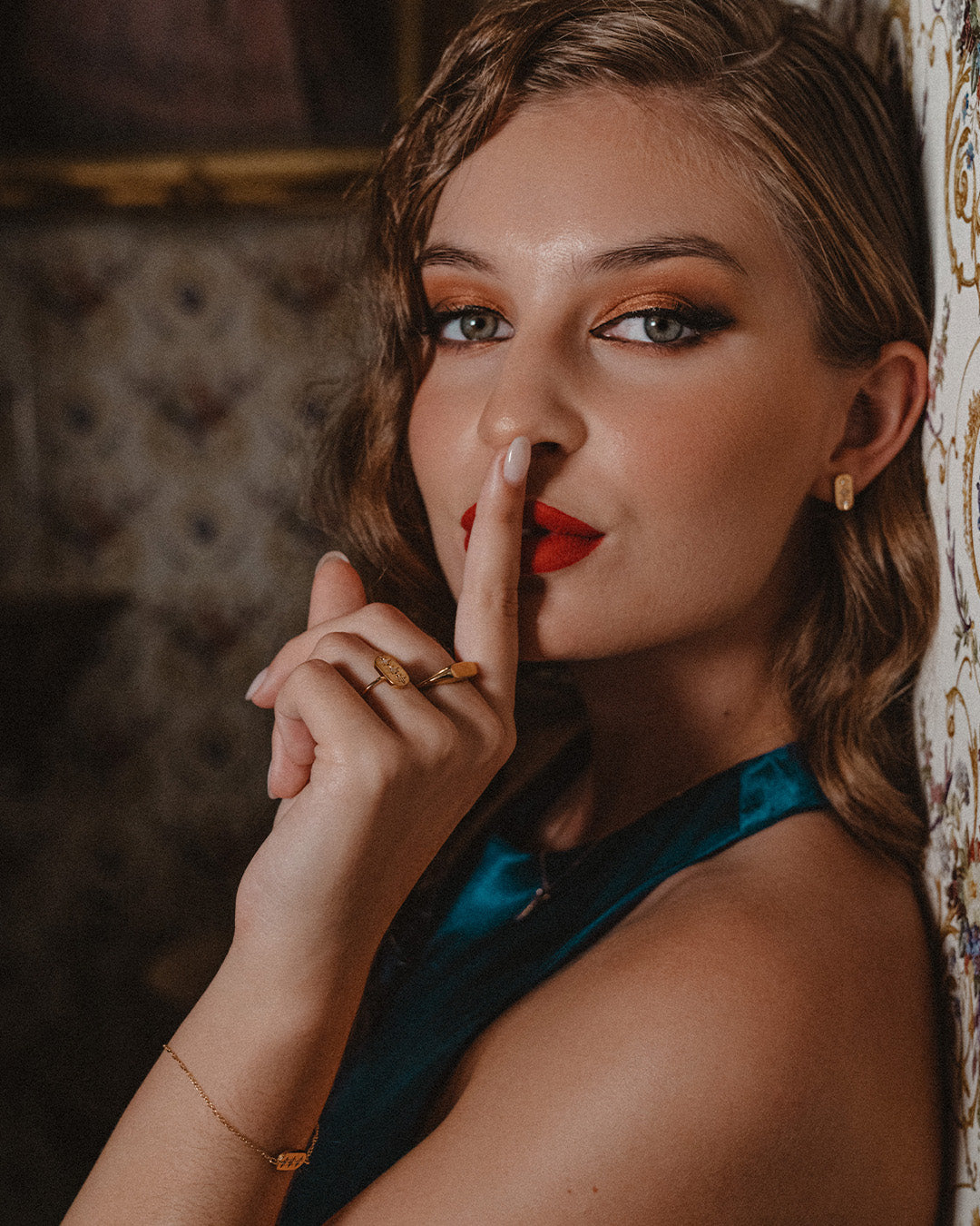 Brincos dourados com zircónias