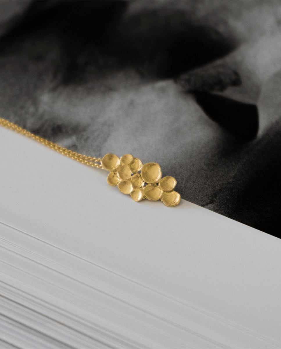 Colar com pendente dourado