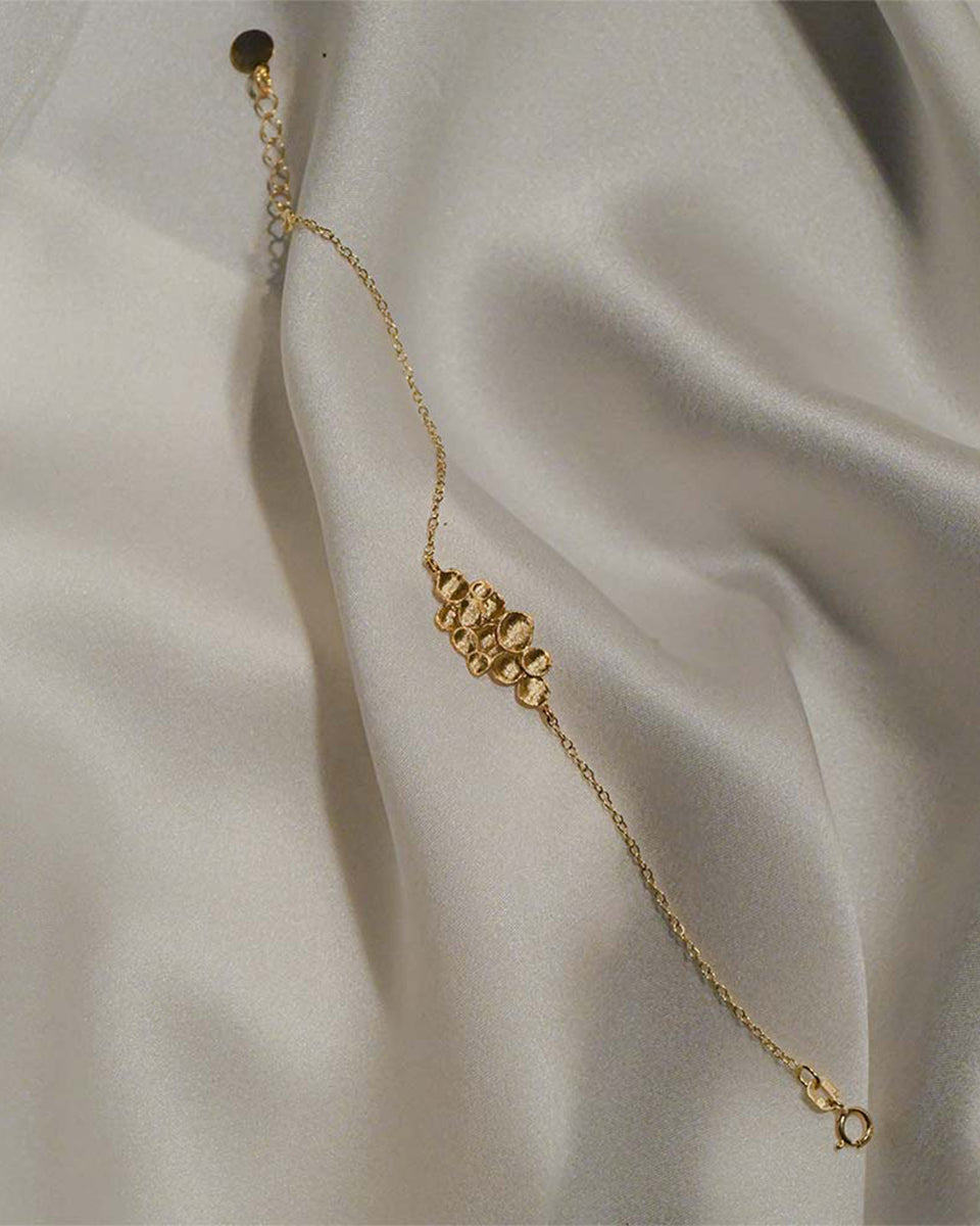 Pulseira com relevo dourada