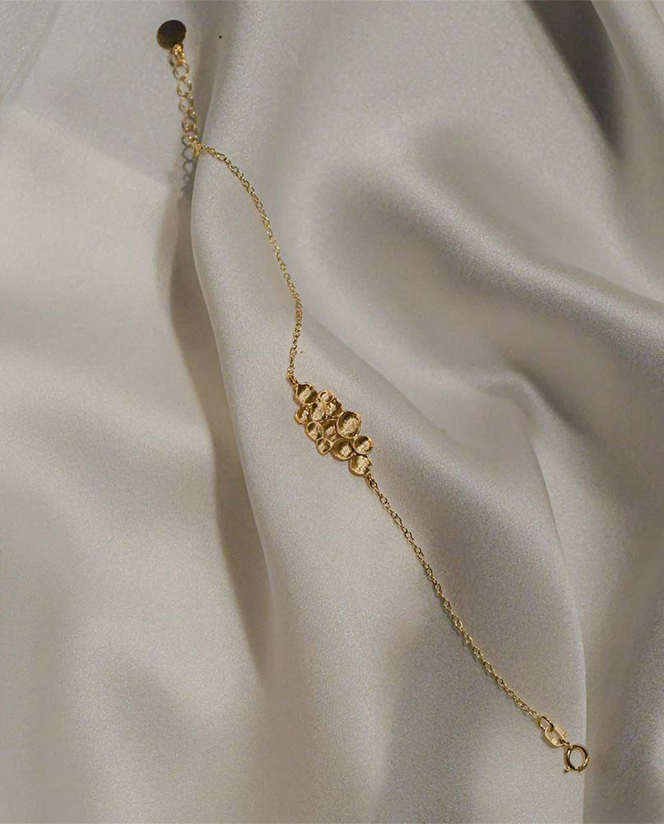 Pulseira com relevo dourada