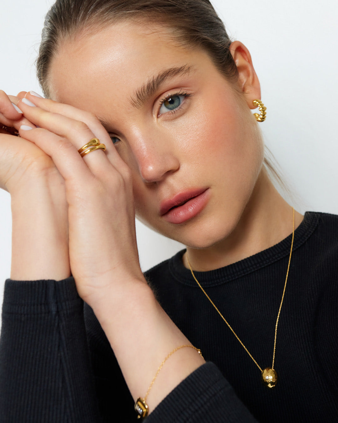 Colar Vero dourado com zirconia em modelo