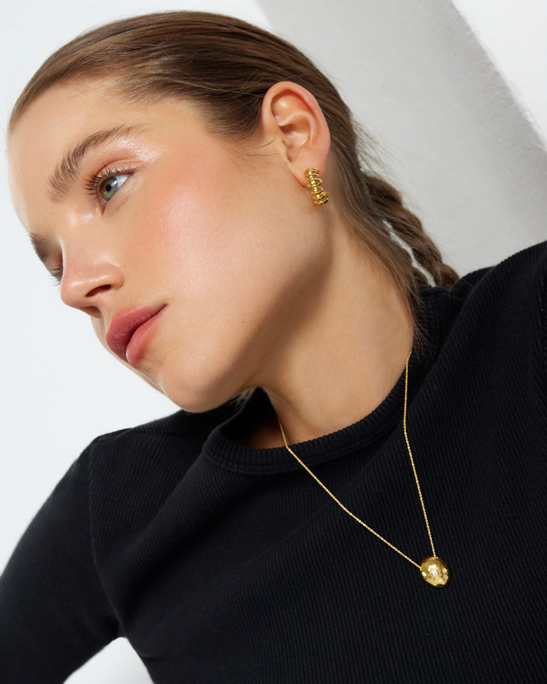 Colar Vero dourado com zirconia em modelo