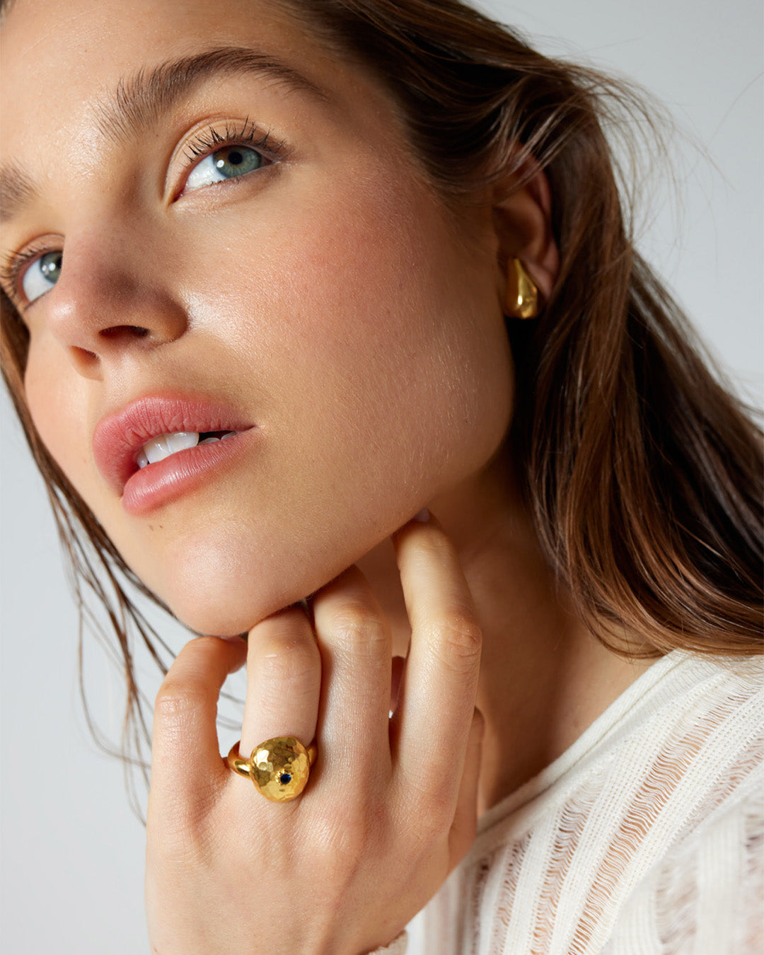 Anel dourado com zirconia