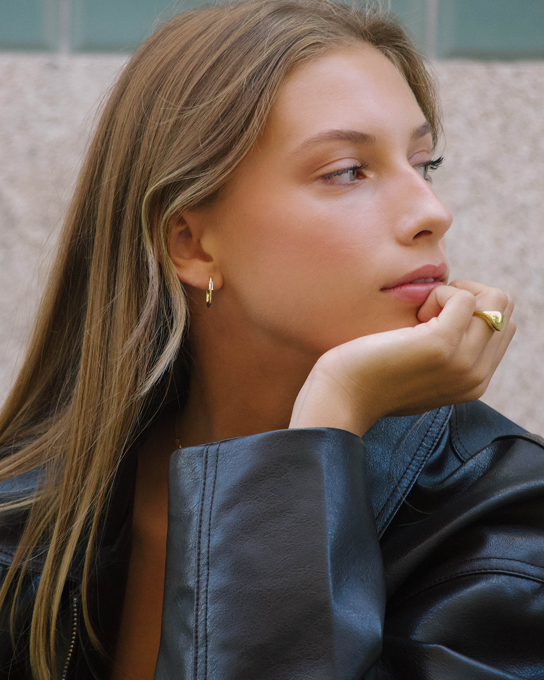 Brincos de prata 925 com banho de ouro 18K e zircónias cúbicas em modelo.