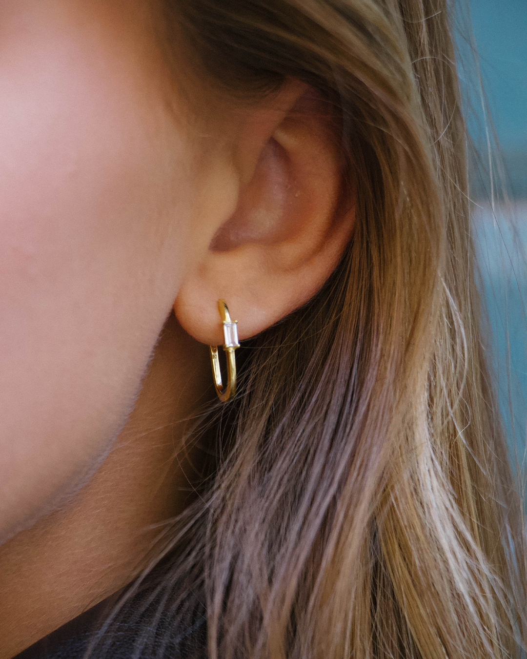 Brincos de prata 925 com banho de ouro 18K e zircónias cúbicas em modelo.