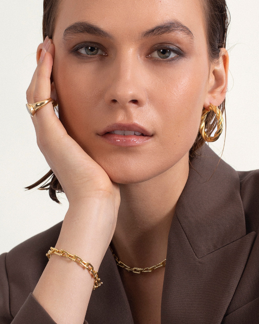 Argolas torcidas douradas