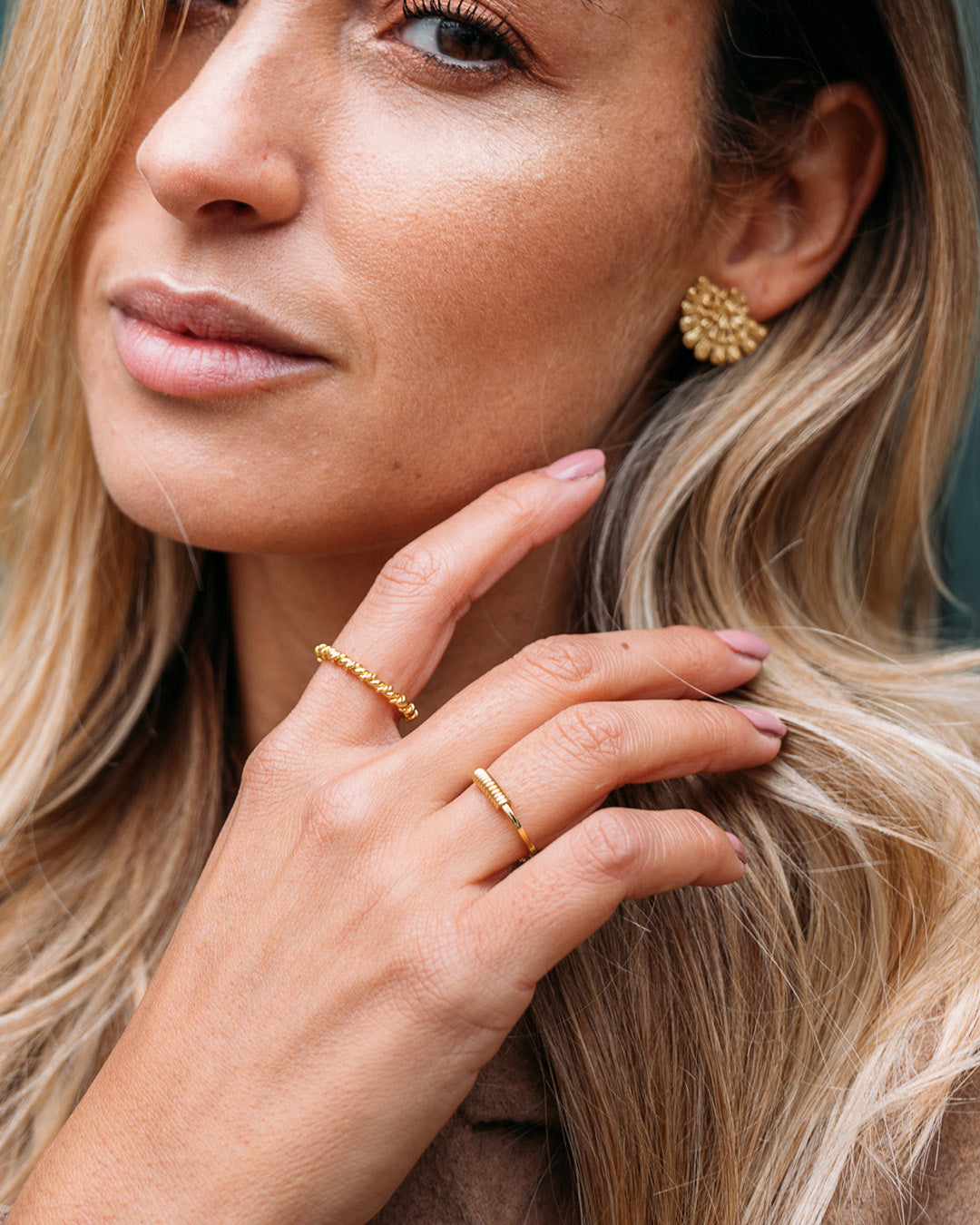 Anel torcido dourado em modelo