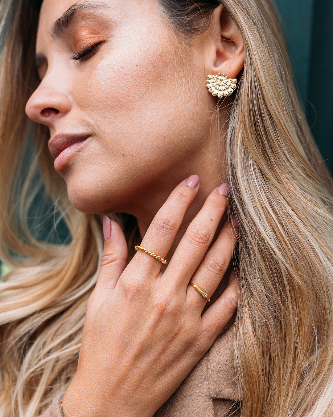 Anel dourado torcido