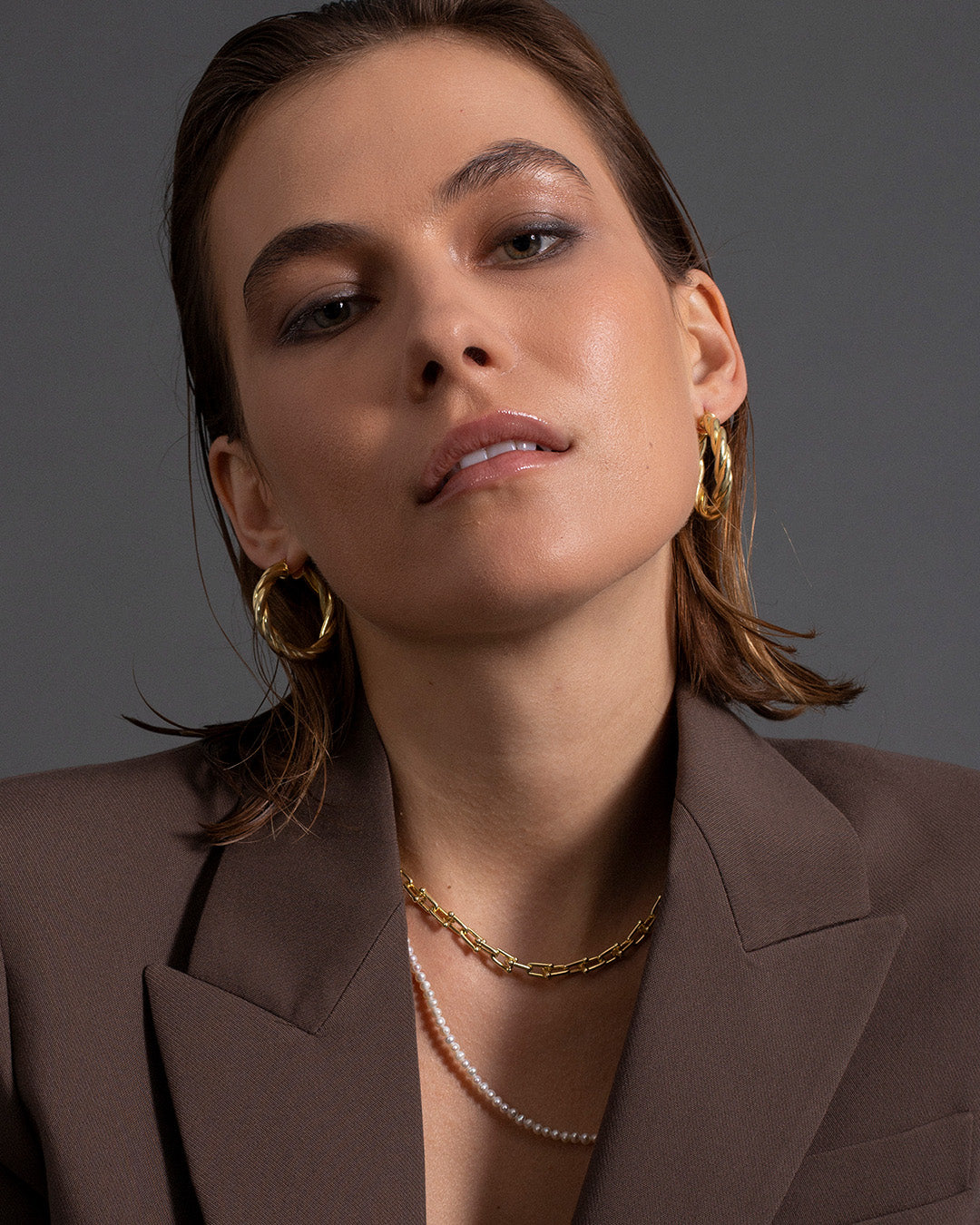 Argolas torcidas douradas