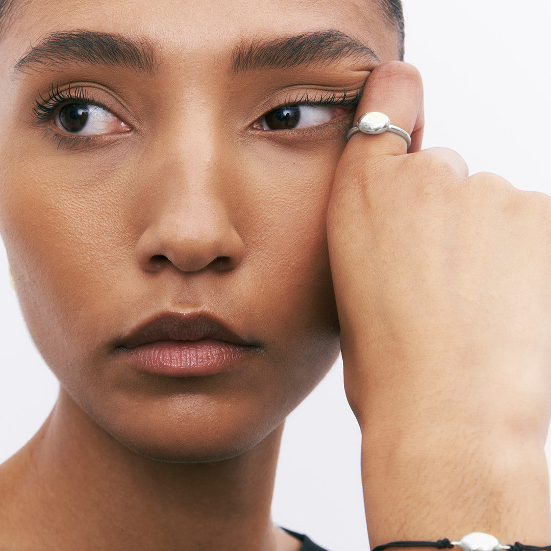 Anel com detalhe oval em prata 925 com banho de ródio em modelo