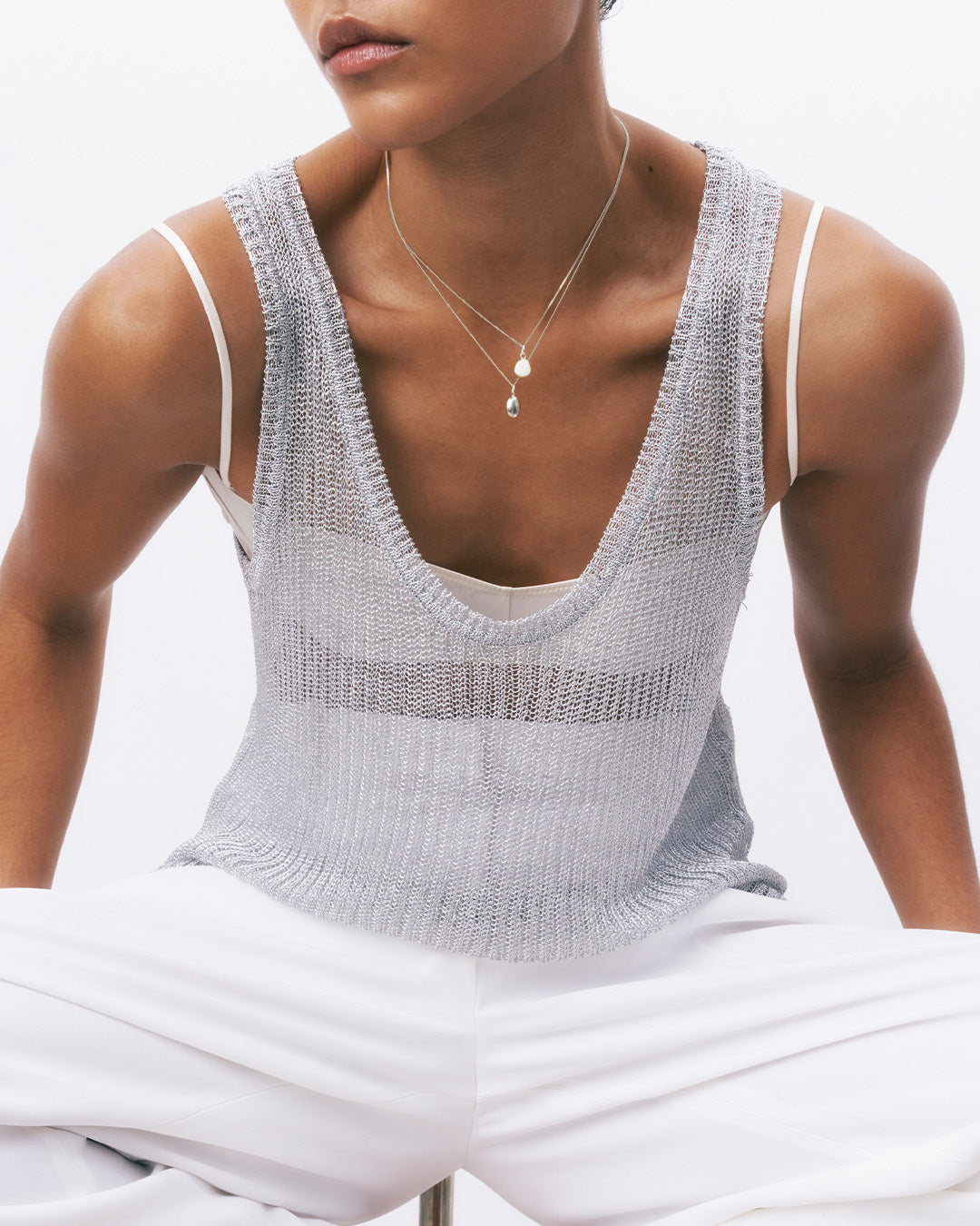 Colar com pingente oval de prata 925 com banho de ouro 18K em modelo.