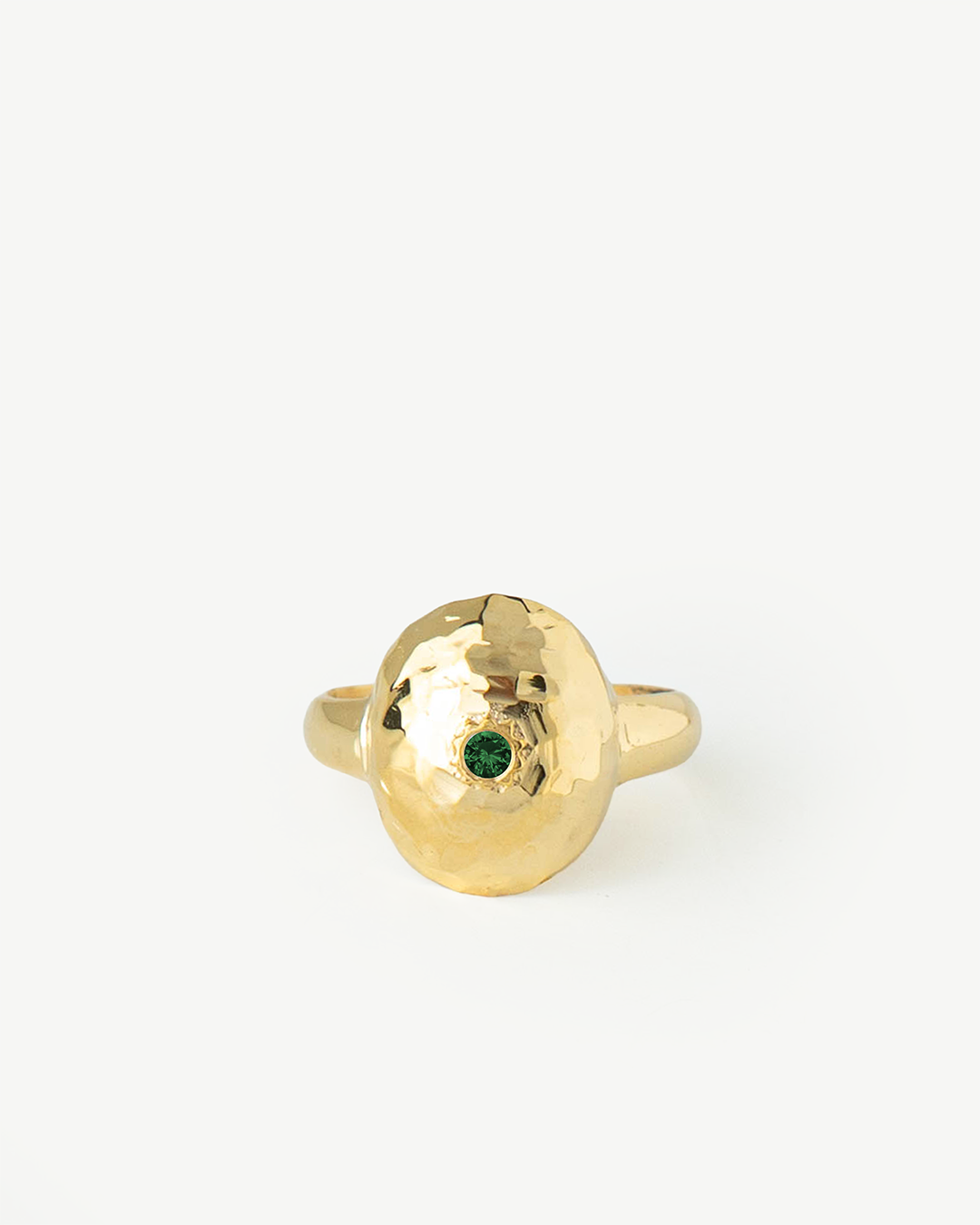 Anel em prata 925 com banho de ouro 18K ou ródio em efeito martelado com zircónia cúbica no centro.