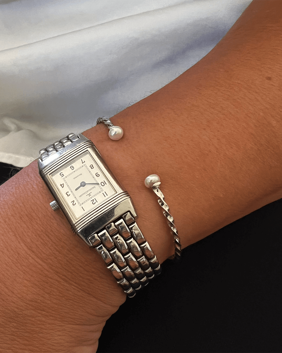 Escrava torcida em prata 925 e banho de ouro 18K ou ródio com pérolas naturais em modelo.