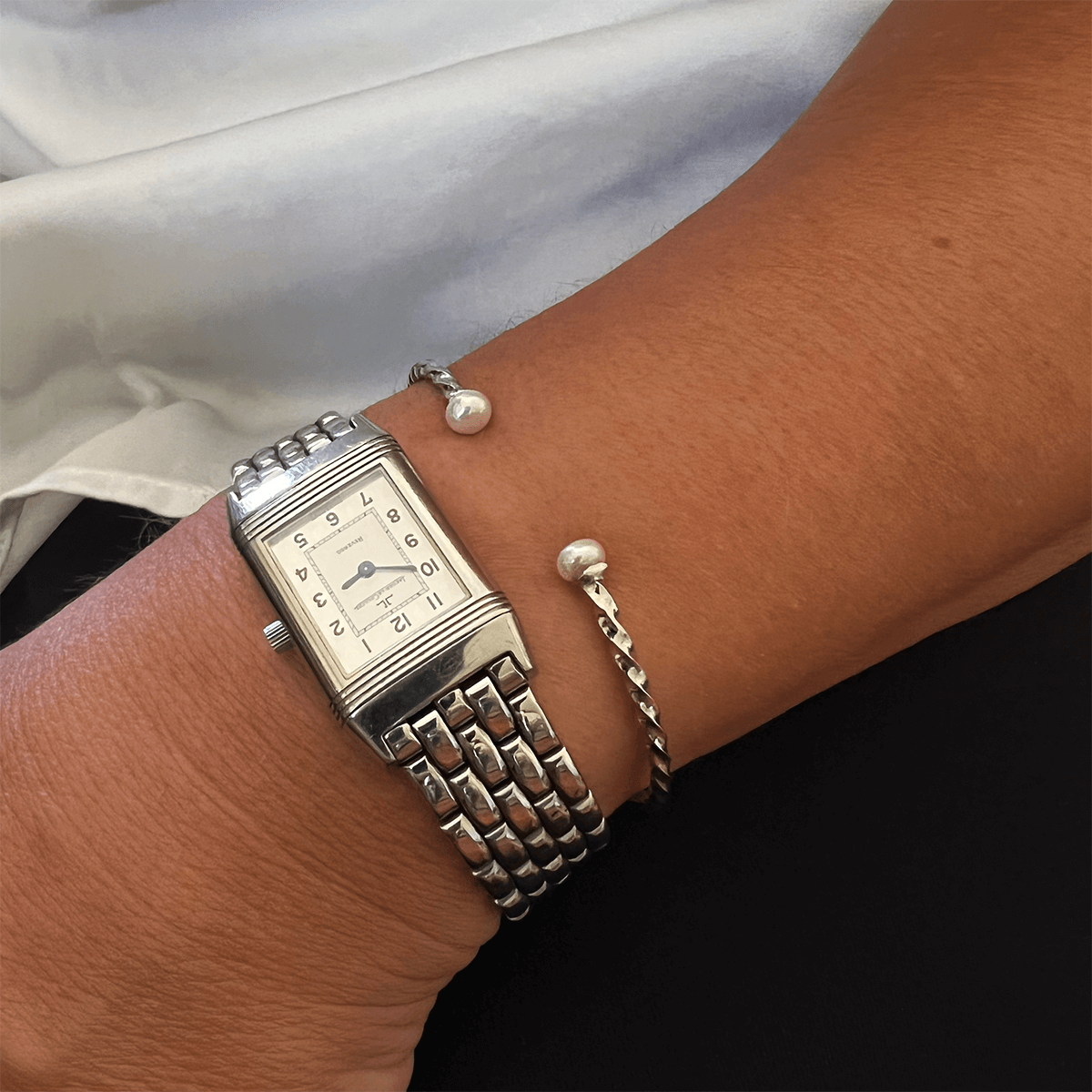 Escrava torcida em prata 925 e banho de ouro 18K ou ródio com pérolas naturais em modelo.