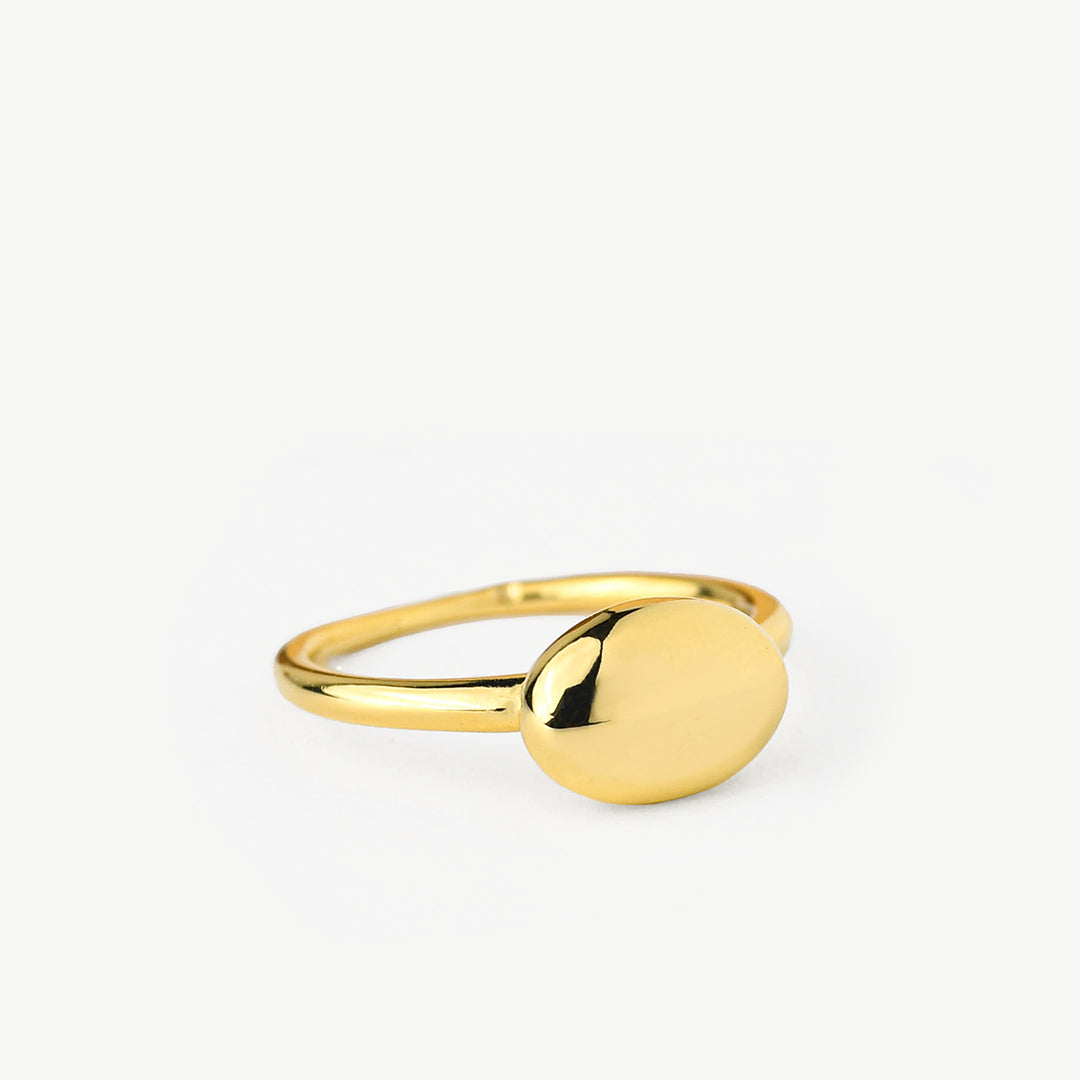 Anel com detalhe oval em prata 925 com banho de ouro 18K.